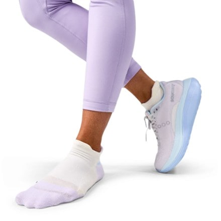 Feetures Elite Max Cushion No Show Tab Socks 2