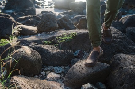 OluKai Moloa Slippers - Men's 6