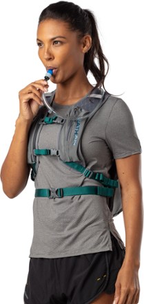 Nathan Crossover 10 L Hydration Vest 8