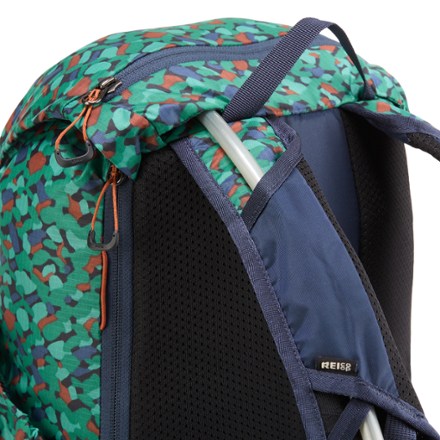 REI Co-op Flash 22 Print Pack Hydration port & tube routing