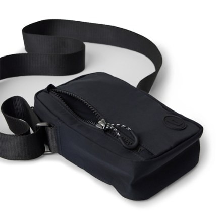 Vuori All Around Crossbody Bag 2