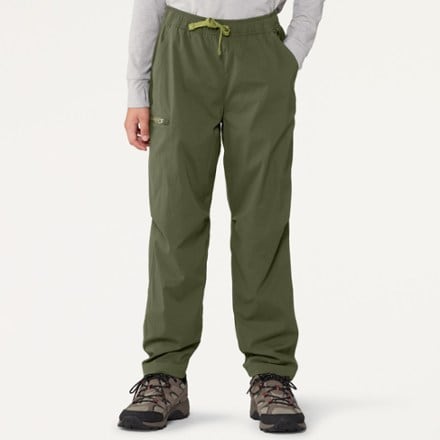 Model info: Height: 4'9" | Inseam: 26" | Wearing size: M Kids