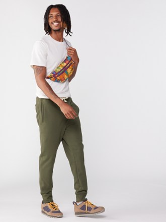 Green jogger hotsell pants outfit mens