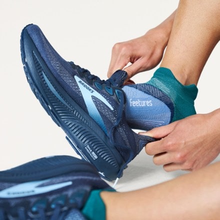 Feetures Elite Light Cushion No Show Tab Socks 1