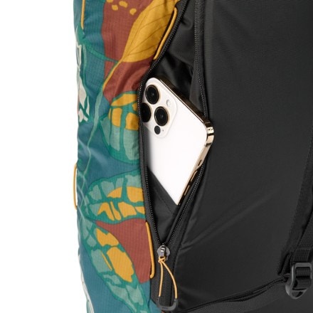 REI Co-op Flash 18 Print Pack Trekking pole attachments