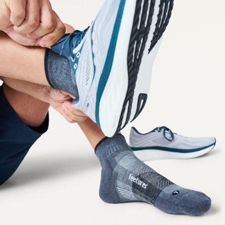 Feetures Trail Max Cushion Quarter Socks 2