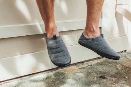 OluKai Mahana Slippers - Men's 5