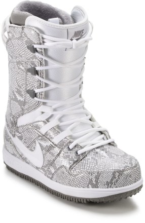 white nike boots womens