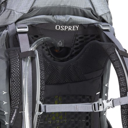 Osprey Atmos AG 50 Pack - Men's Hydration port & tube routing