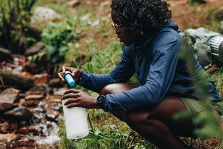 Hydrapak Flux+ 1.5L Water Bottle in Clear / HP Blue