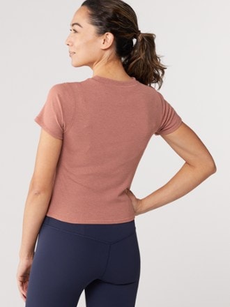 Vuori Pose Fitted T-Shirt - Women's 2