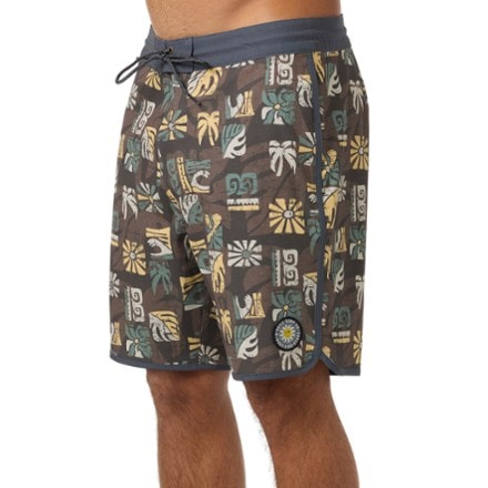 O'Neill Cruzer Scallop 18" Board Shorts - Men's 2