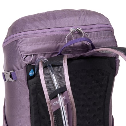 Osprey Skimmer 28 Hydration Pack - Women's Hydration port & tube routing