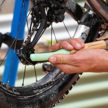 mountainFLOW eco-wax Bamboo Chain Cleaning Brush 1