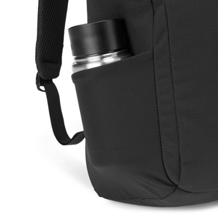 Fjallraven Ulvo 23 Daypack Water bottle pocket (Water bottle sold separately)