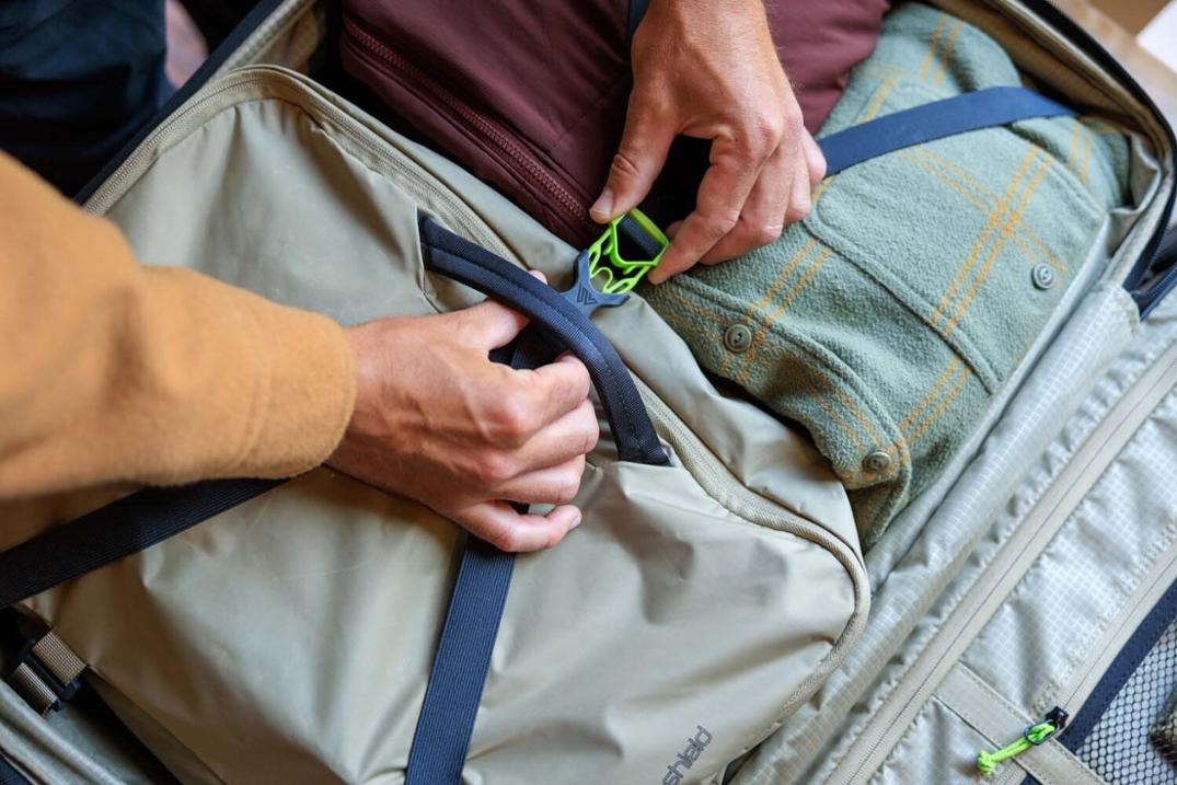 Location Image for Cache 28 Large Spinner Wheeled Luggage