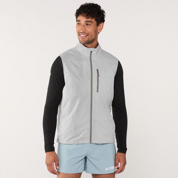 Model info: Height: 6" 2" | Waist: 31" | Wearing size: M