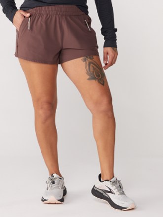 Vuori Dash 3" Shorts - Women's 1