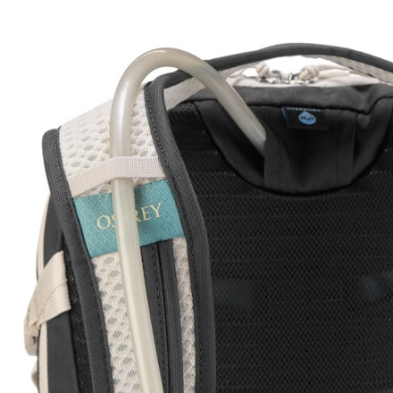 Osprey Daylite Pack Special Edition Hydration port & tube routing