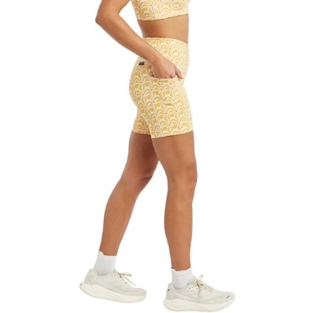 Oiselle Pockito 6" Shorts - Women's 2