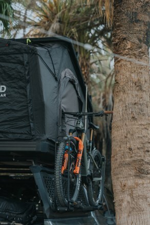 Location Image of color Black