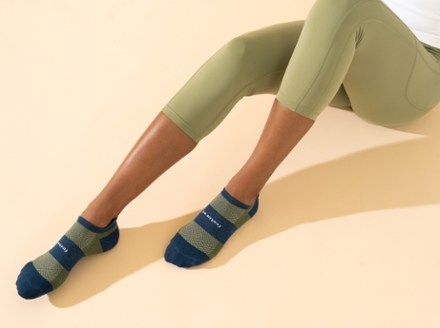 Feetures High-Performance Cushion No-Show Tab Socks 2