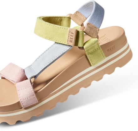 Reef Cushion Rem Hi Sandals - Women's 4
