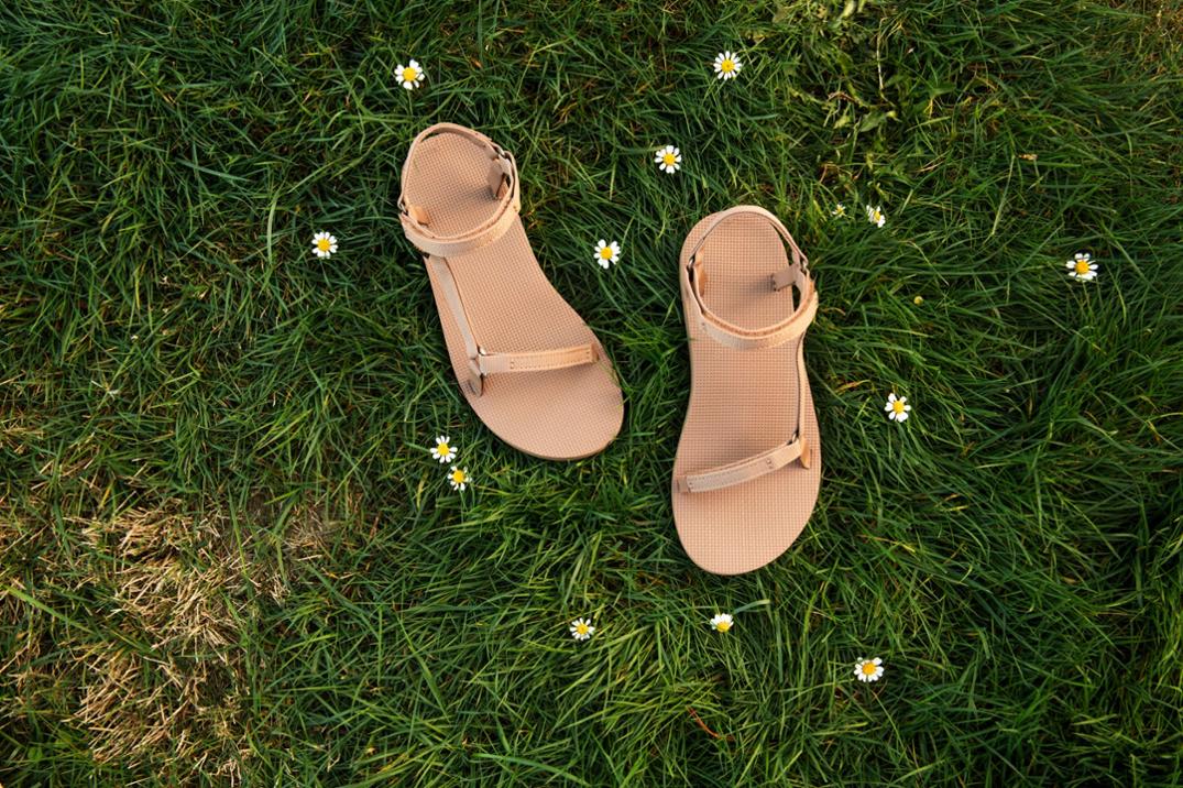 Location Image for Original Universal Slim Sandals - Women's