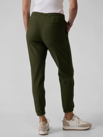 Lululemon On The Move Pants Work Pants Olive green Women’s Size 6 Tech Crop  