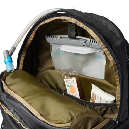 Cotopaxi Abierto 26 L Daypack Hydration reservoir and accessories not included