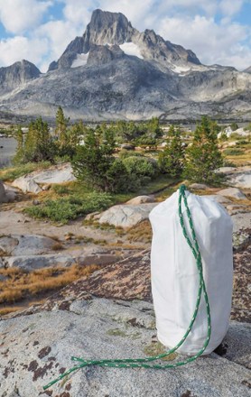 Wide shot, product in foreground
 (White)