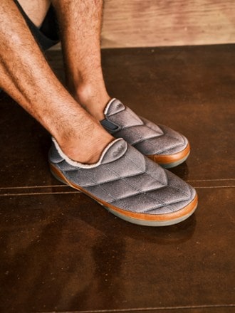 OluKai Puku'i Slippers - Men's 4
