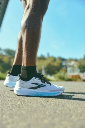 Location Image of color White/Black/Open Air