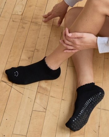 Pointe Studio Happy Full Foot Grip Socks - Women's 4