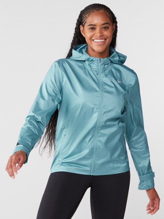 nike essential running jacket women's