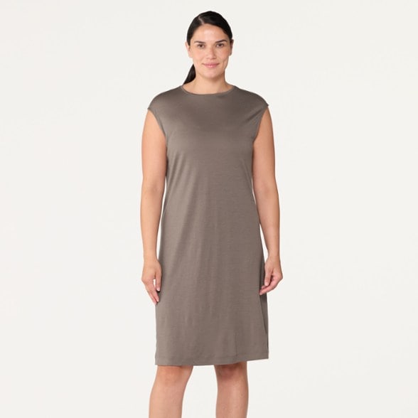 Model info: Height: 5'10" | Chest: 34 C | Waist: 29" | Wearing size: M
