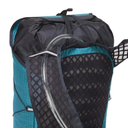 Black Diamond Distance 15 Pack - Men's Hydration port & tube routing