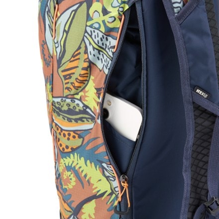 REI Co-op Flash 18 Print Pack Trekking pole attachments