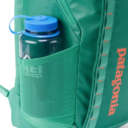 Patagonia Black Hole Pack - 32 L Water bottle pocket (Water bottle sold separately)