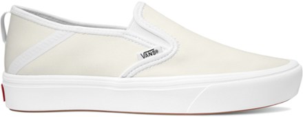 vans comfycush white slip on