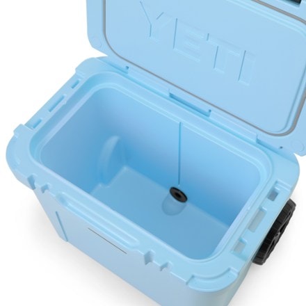 YETI Roadie 32 Wheeled Cooler 7