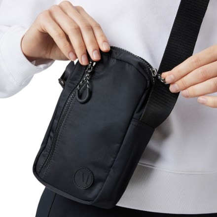 Vuori All Around Crossbody Bag 3