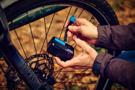 Portland Design Works Essentials Electric Bike Pump 6