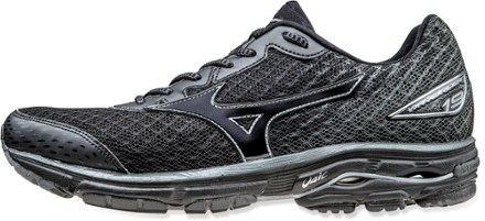 black mizuno running shoes