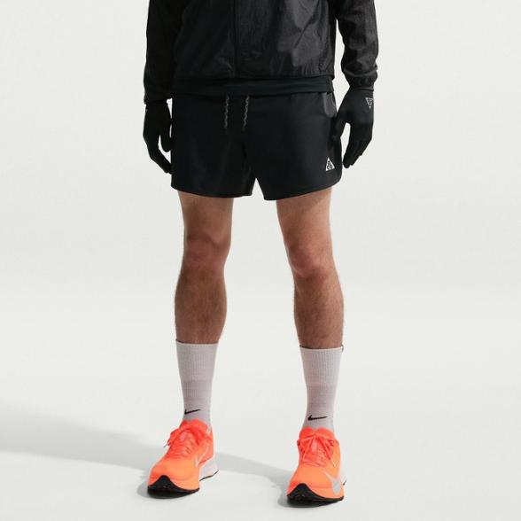 On Body Image of color Black/Anthracite/Summit White