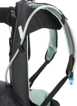 Thule Sapling Child Carrier Hydration port & tube routing (Black)