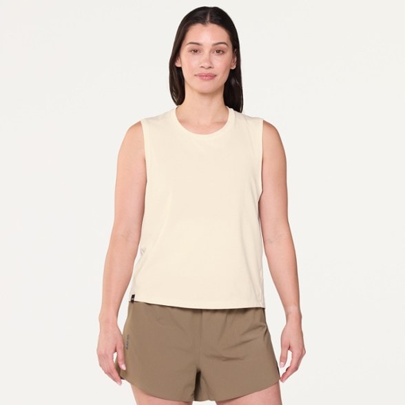 Model info: Height: 5' 8" | Chest: 32 B | Waist: 26" | Wearing size: M