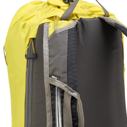 REI Co-op Flash 18 Pack Hydration port & tube routing