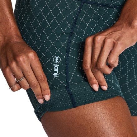 Janji Pace 5" Shorts - Women's 7