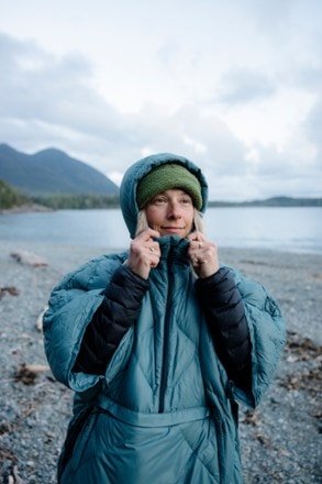 Therm-a-Rest Honcho Poncho Down 1